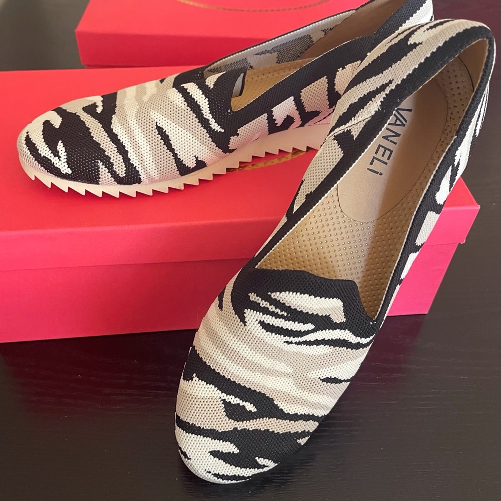 Van Eli knit flats - cute b/w/beige animal print. NEW IN BOX. ! 8 1/2 M